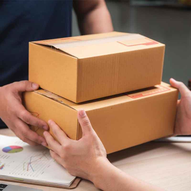 Personnel Linotrans préparant des colis pour l'expédition maritime